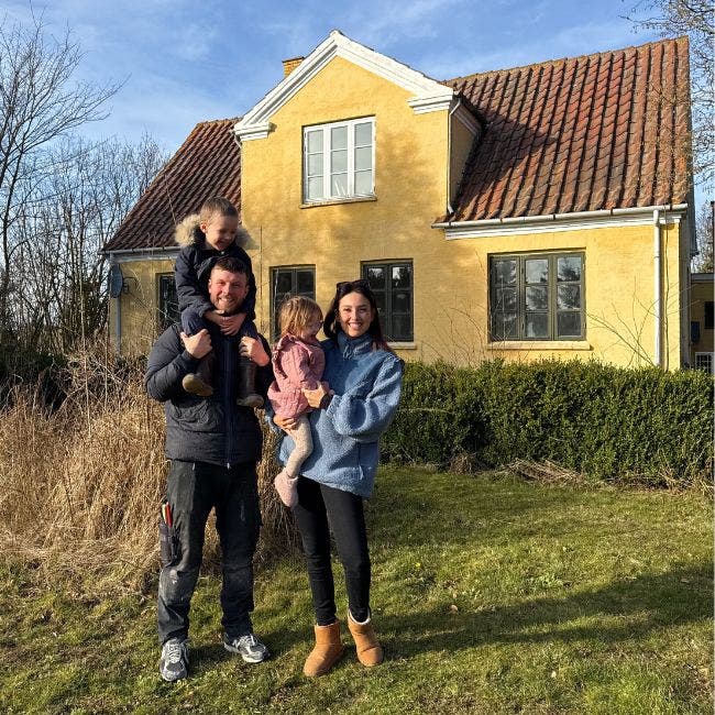 Maria Mainz og familen foran sommerhuset på Bornholm